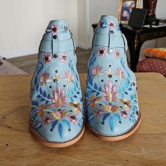 NWOT  Women's embroidered and studded light blue slingback heels. - Picture 7 of 8